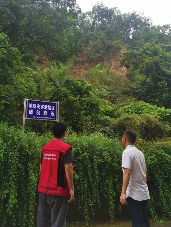 南京技术中心人员进行地质灾害隐患点巡查_副本.jpg