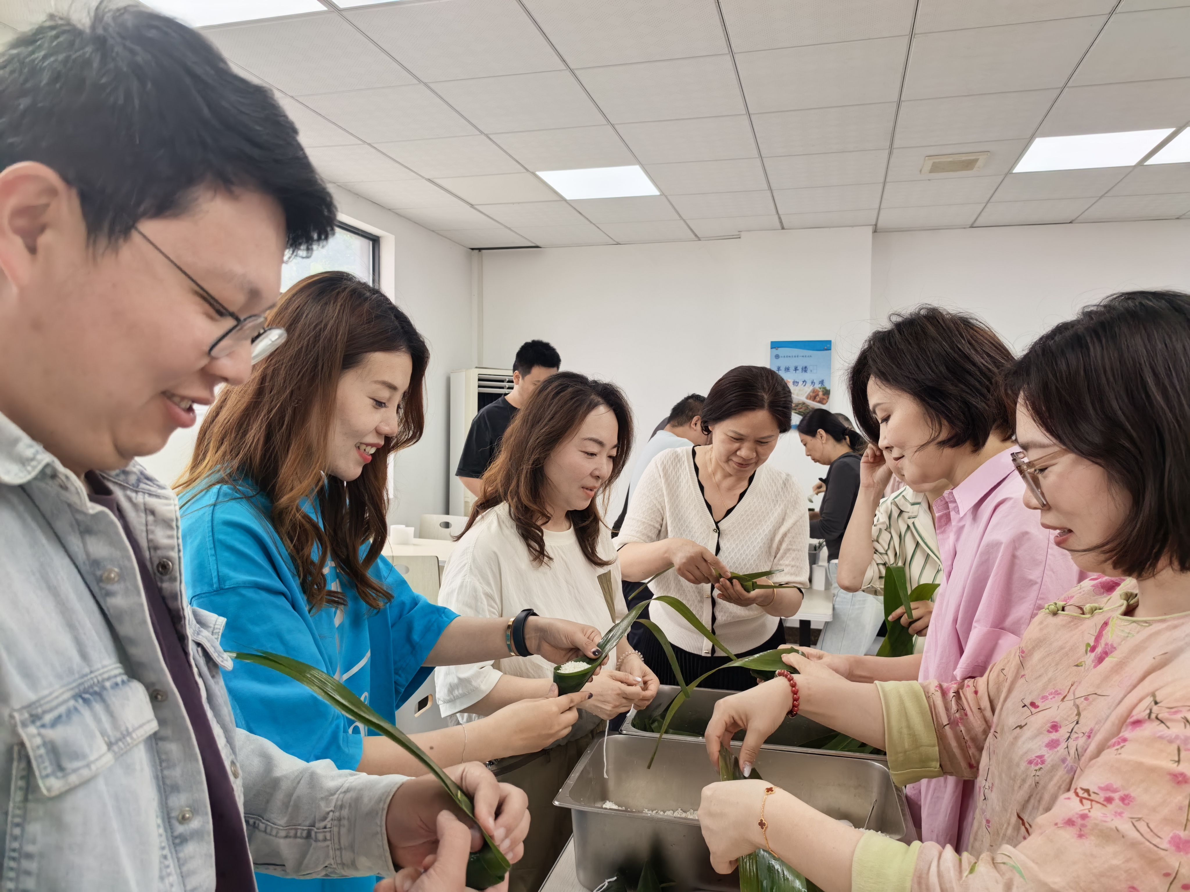 包粽子照片.jpg